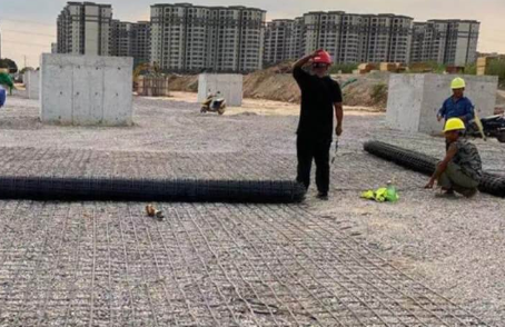 侯马土工格栅铺设前地基要怎么处理？